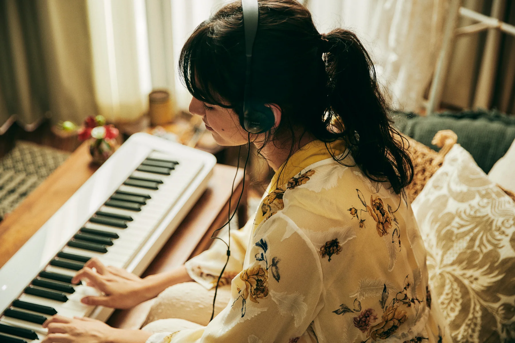 Цифровое пианино Casio Privia PX-S1100 WE - фото 8