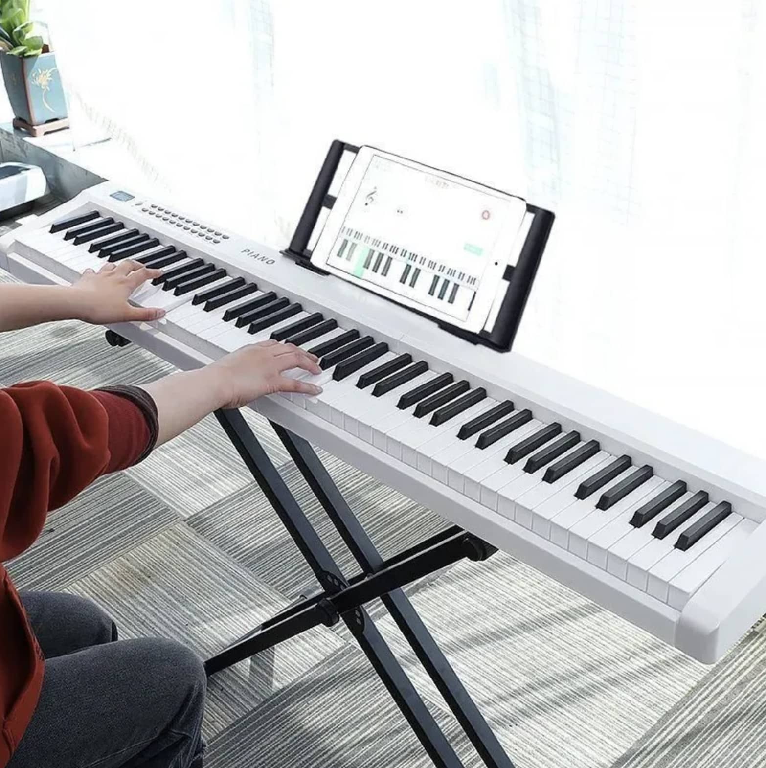 Вот например, первое попавшееся пианино с маркетплейса, цена 7000 руб - взвешенная клавиатура с молоточковой механикой. А справа представлена самая популярная модель из бюджетных в нашем магазине - NUX NPK-10