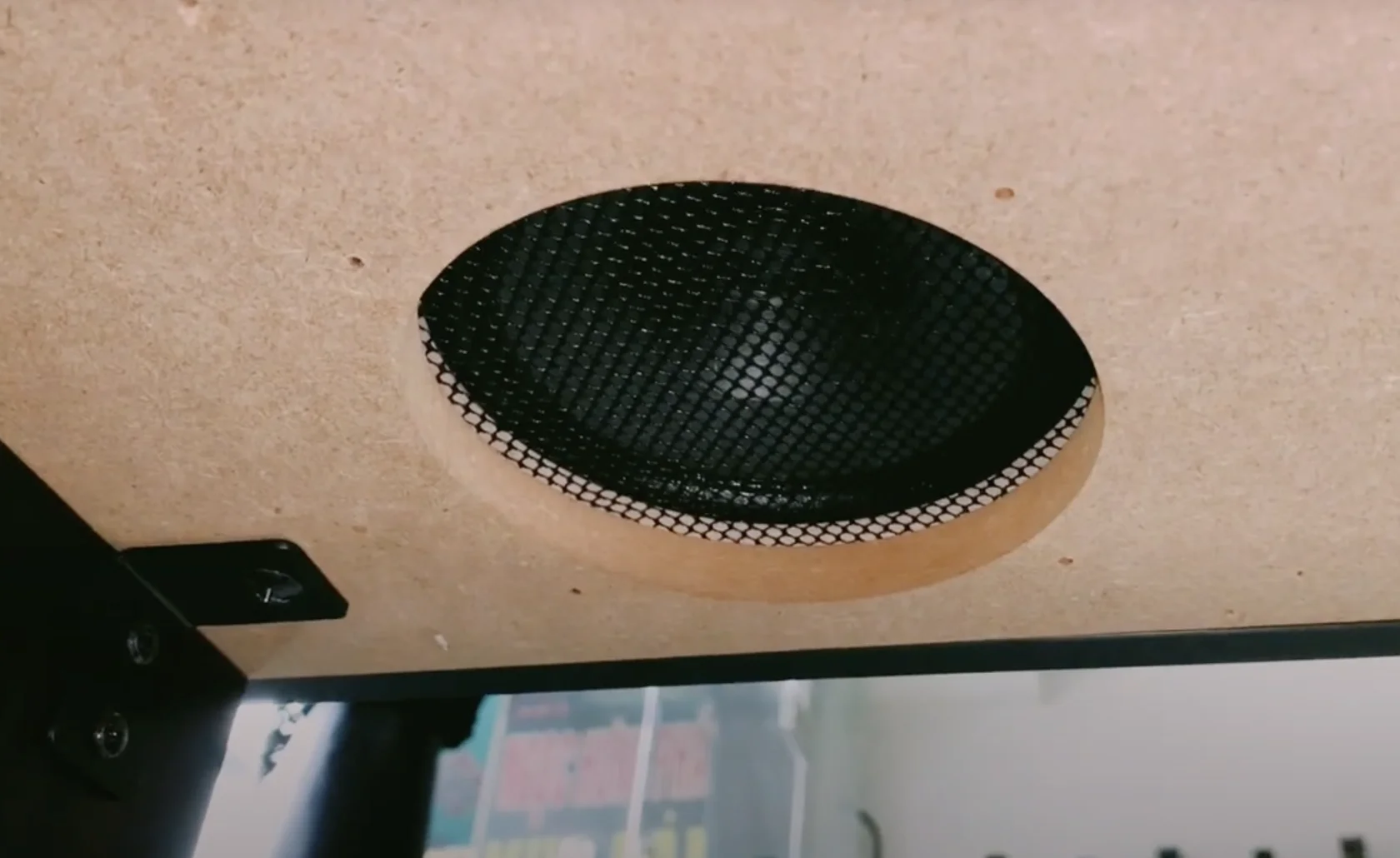 динамики WK-400 спрятаны внутрь