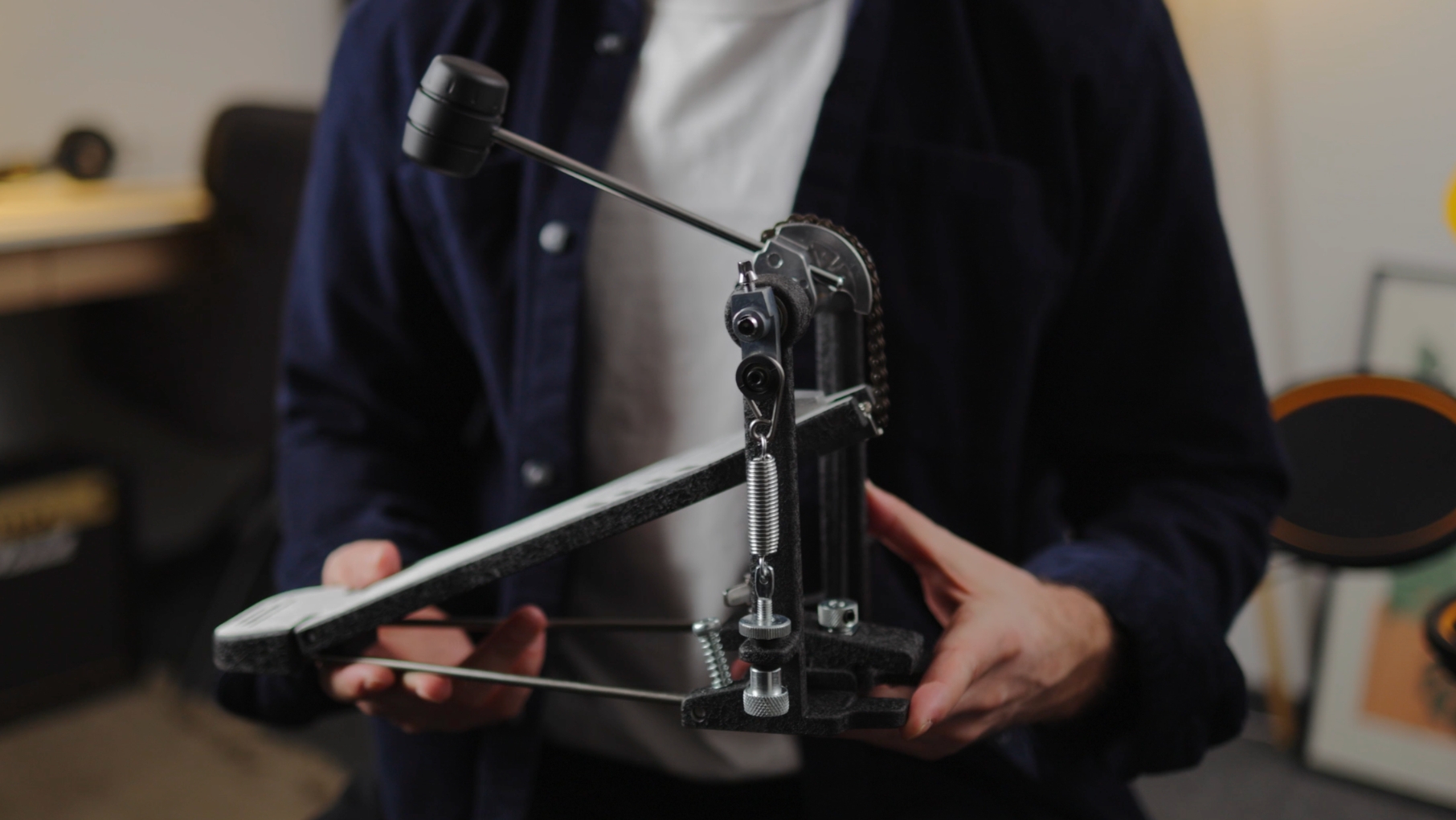 Педаль - цепной привод, упор для ноги, все по-взрослому. Да, колотушка в комплекте небольшая, она адаптирована под данный кик-пэд, но вы можете поставить сюда большую колотушку и брать эту педаль с собой на реп-базы для игры на живых барабанах.