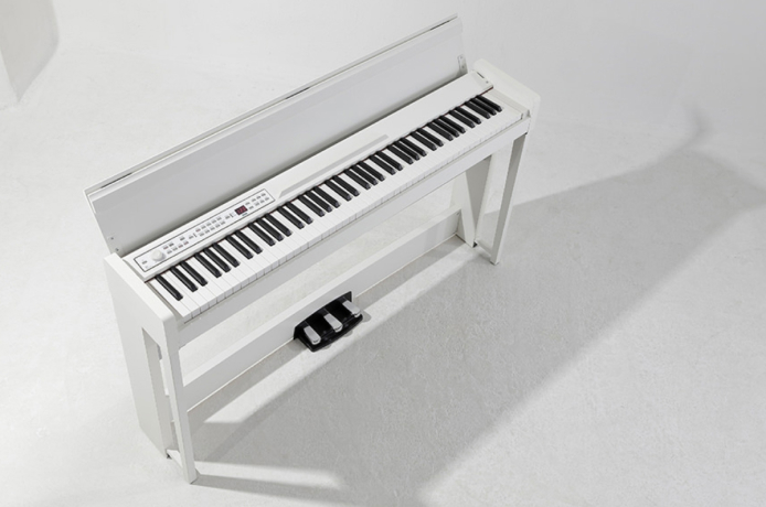 Деревянные ножки по краям клавиатуры в Korg C1 AIR