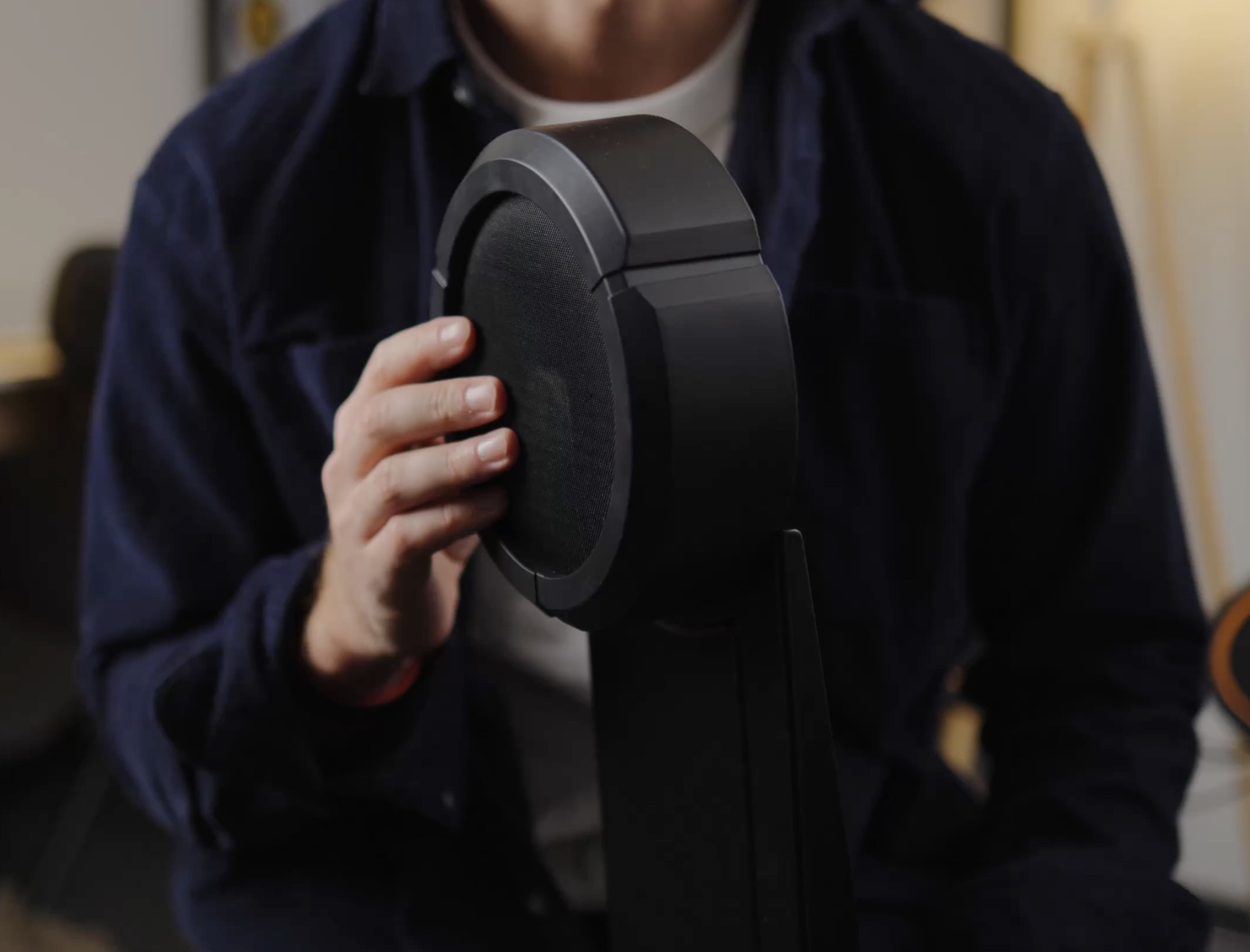 Кик-пэд - тяжелый, устойчивый, со специальными упорами, не соскальзывает при игре. Игровая поверхность оснащена сеткой и смягчителем за ней. Это предотвращает лишний шум от удара колотушки педали, но при этом обеспечивает реалистичные ощущения, схожие с тем, что вы чувствуете при игре по пластику.