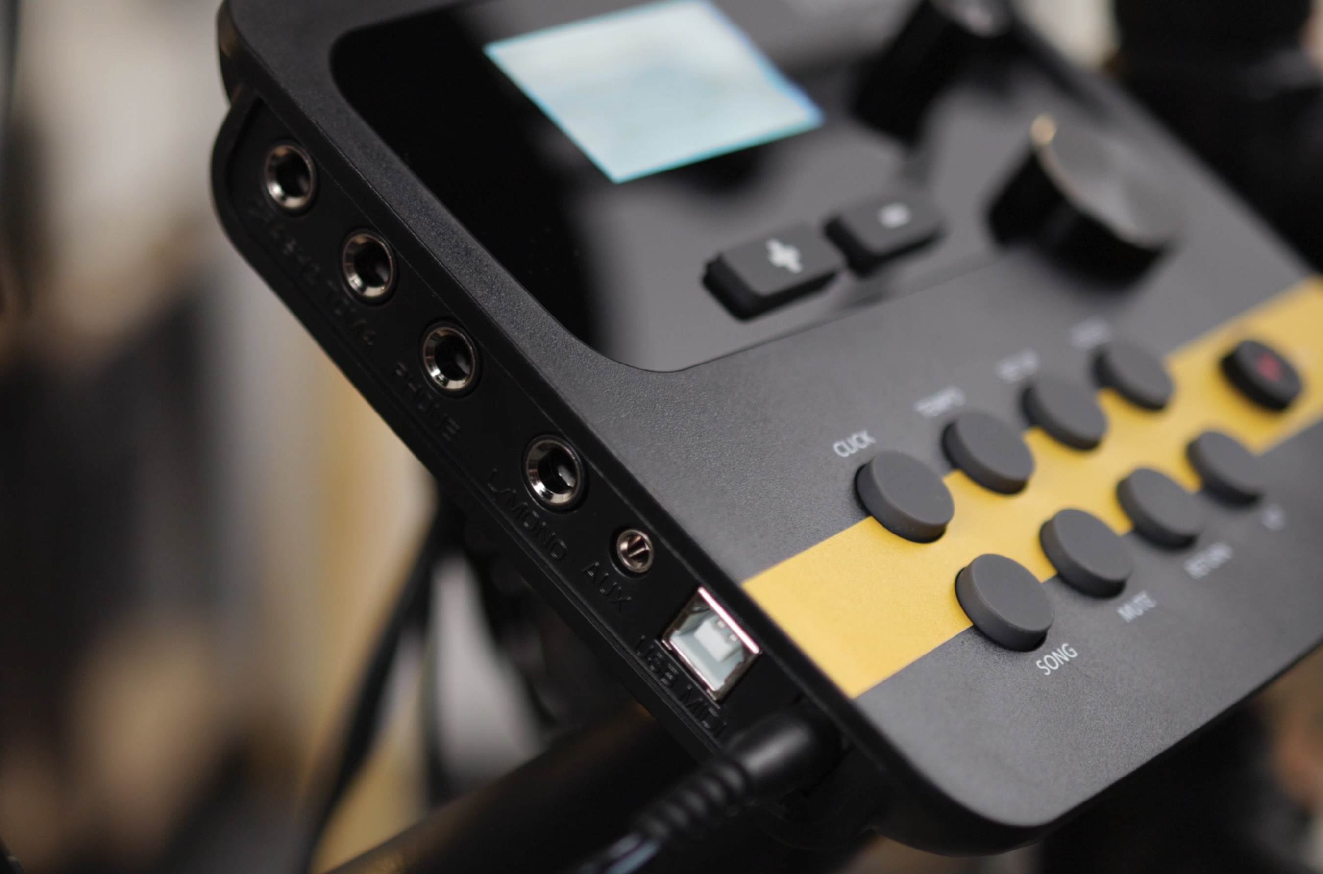 Помимо подключения USB MIDI тут также есть AUX, чтобы подключать минусовки, выход на наушники, линейный моно-выход на внешнюю акустику, а также входы под дополнительный том и крэш.