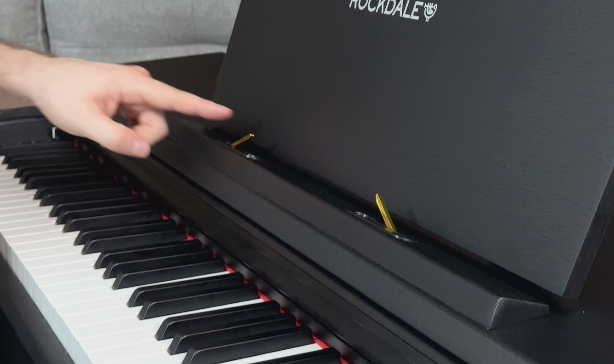 Они предусмотрели специальные складные усики, которые удержат от соскальзывания даже самый толстый сборник нот