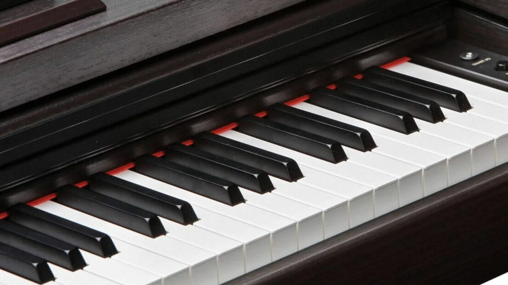 прослойка из красного войлока не пропускает пыль под клавиатуру