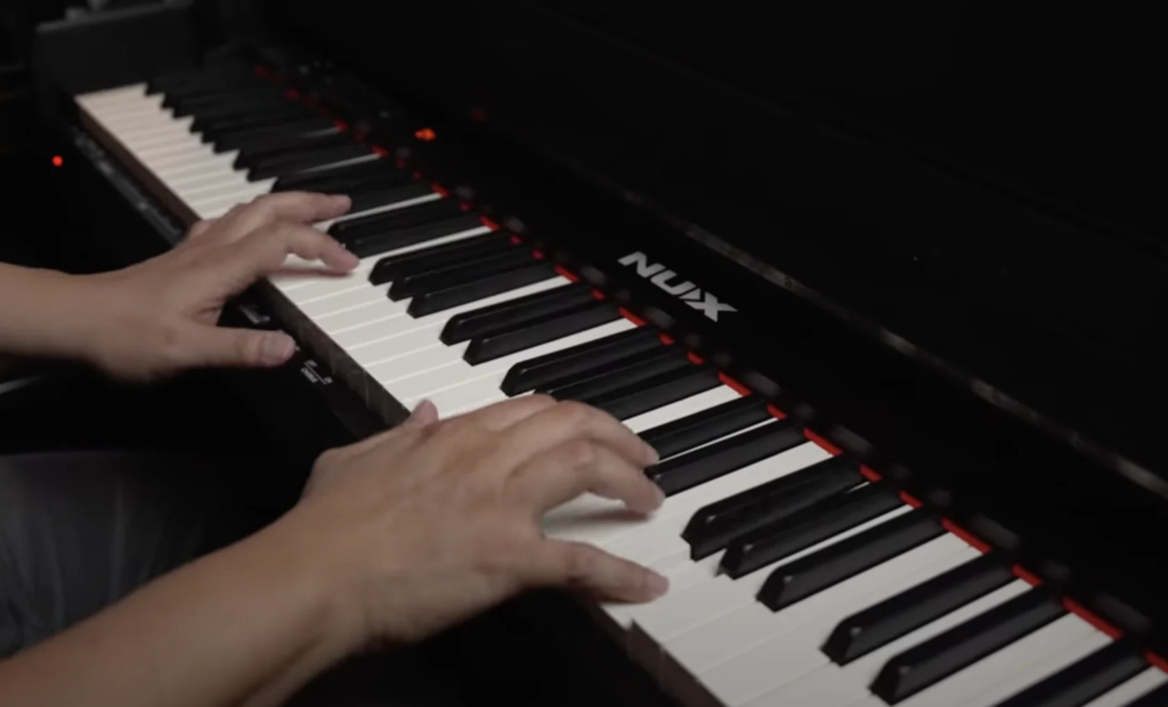 Полноразмерная, взвешенная, 88 клавиш с молоточковым механизмом механики и 4 уровнями чувствительности к силе касания