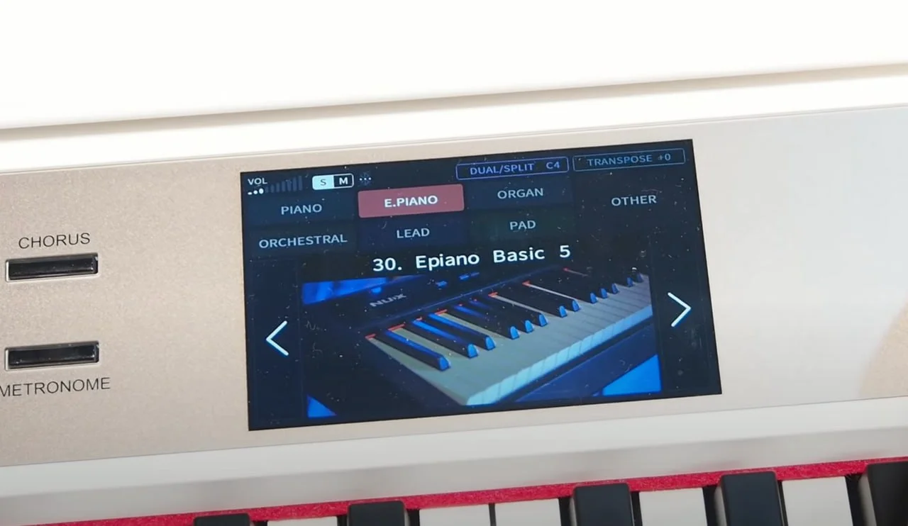 Когда вы накладываете один тембр на другой, степень громкости каждого из тембров можно менять. Настройки отобразятся на экране