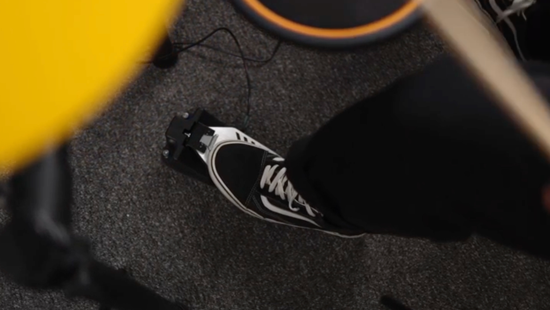 Педаль для хай-хэта - широкая, не уезжает при игре, не шумит.