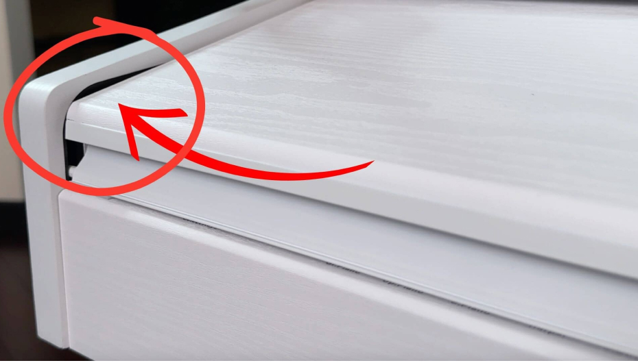 С одной стороны это мелочь, но мне не приятно замечать подобные недочеты в пианино от итальянского бренда