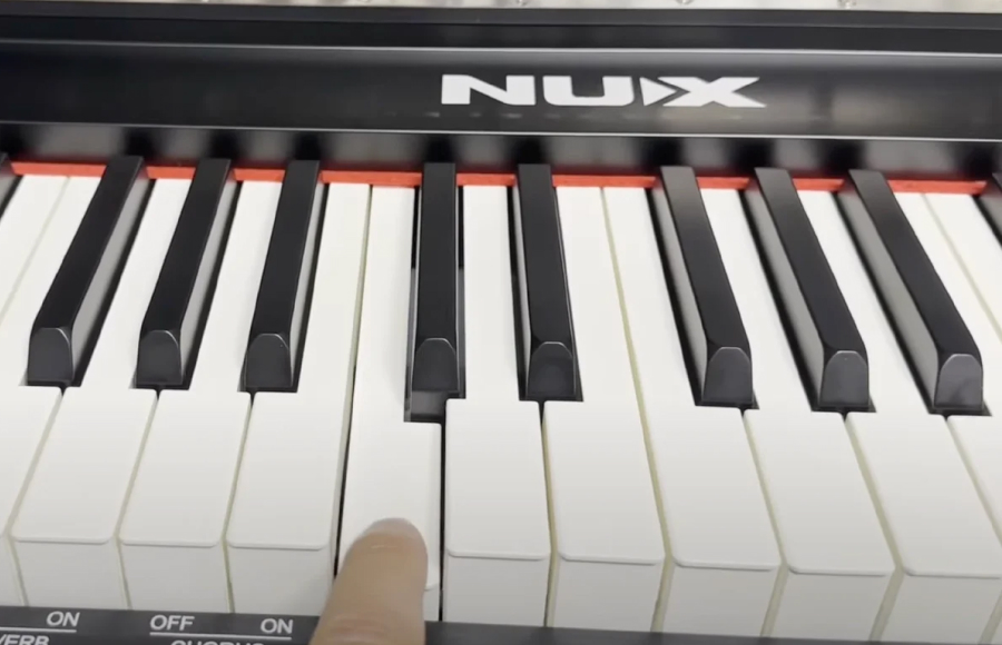 После нажатия клавиша не зависает в нижней точке, а возвращает ваш палец в исходное положение