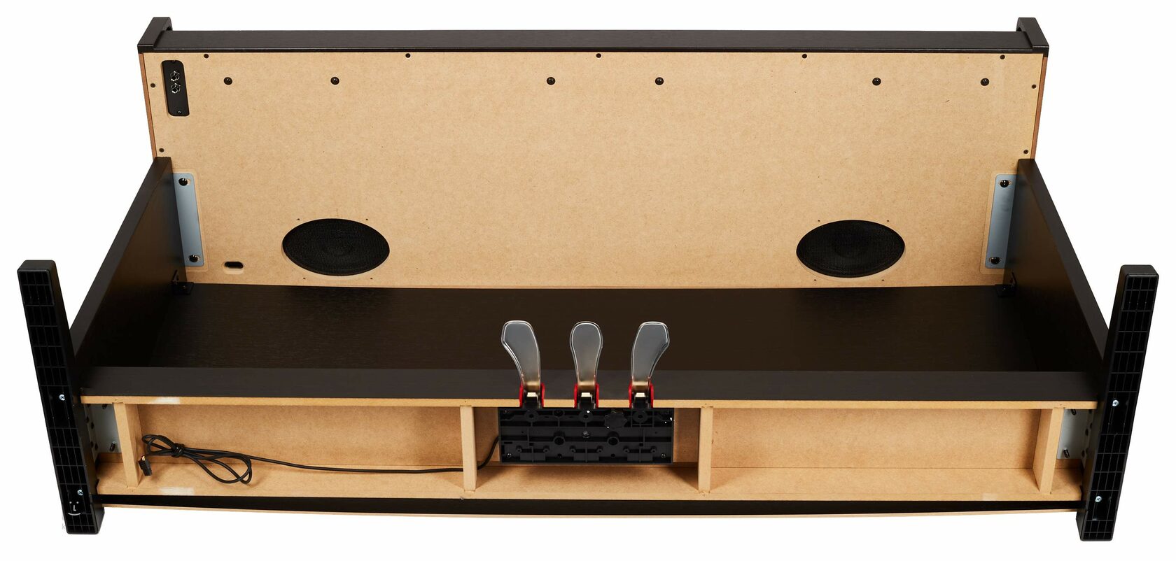 Консоль с педалями установлена в деревянном основании. При нажатии не шатается и не прогибается.