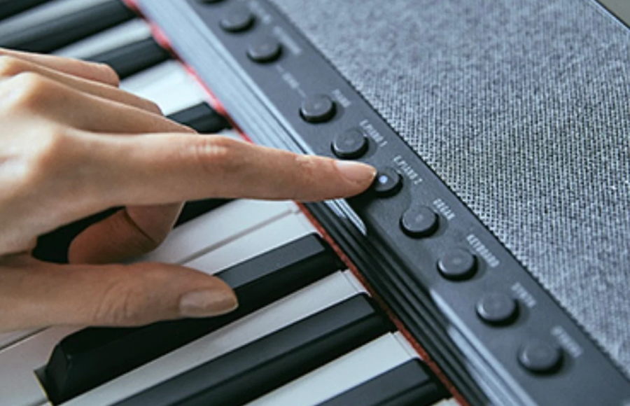 Красная войлочная прослойка защищает Casio CT-S1 от пыли