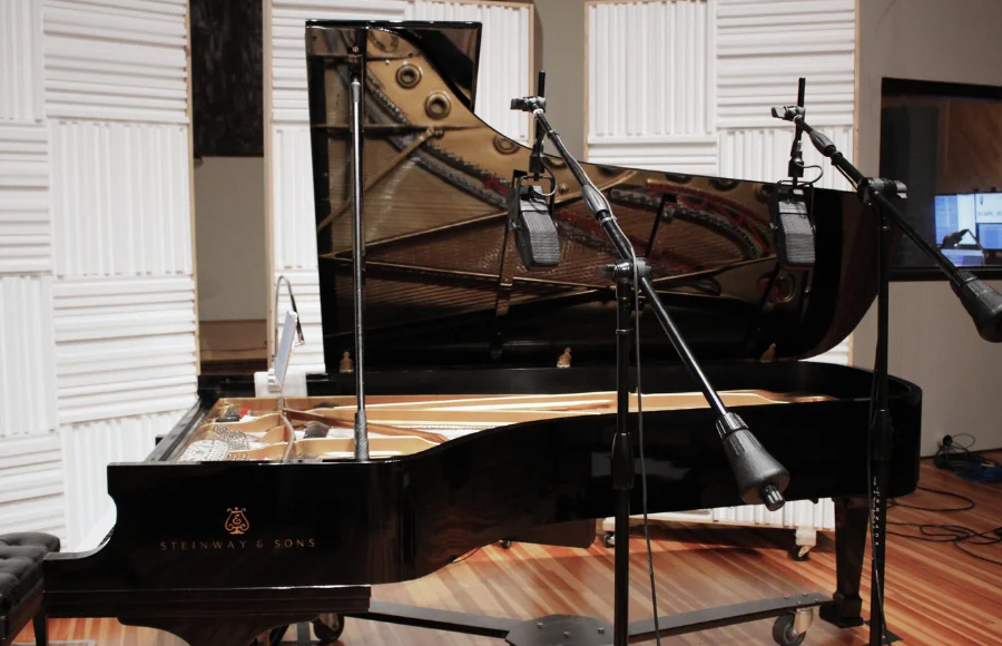 Концертный рояль записывается в студии, чтобы стать компактным сэмплом в вашем цифровом пианино